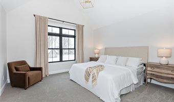 690 Club Dr W, Aurora, OH 44202