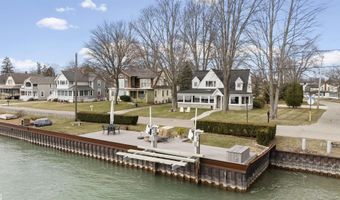 206 Edgewater Dr, Algonac, MI 48001