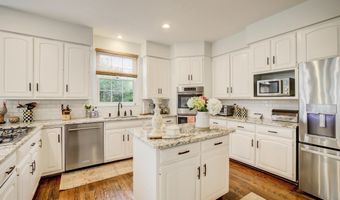 9110 WILLOW GATE Ln, Bethesda, MD 20817