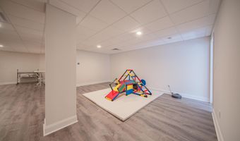 3081 N Spurway Dr, Ann Arbor, MI 48105