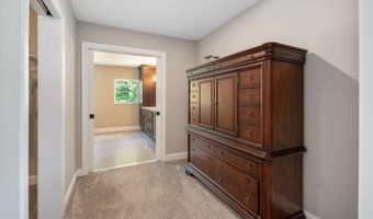 35 Shinnecock Hills Dr, Albany, NY 12205