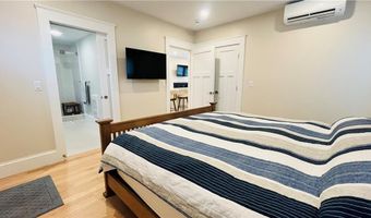 35 Memorial Blvd 1, Newport, RI 02840