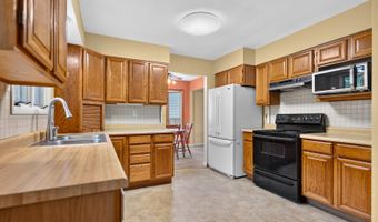 911 David St, Antioch, IL 60002