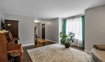 160 Greengage Cir, Amherst, NY 14051