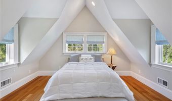 10 Ocean Lawn Ln, Newport, RI 02840