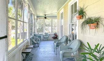 142 4th St, Apalachicola, FL 32320