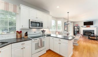 167 Meadow Ln, Middletown, RI 02842