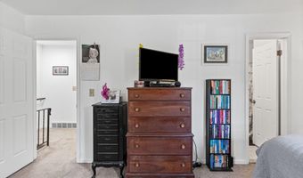 137 Point Of Woods Dr, Albany, NY 12203