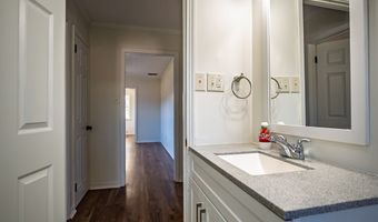 201 College St, Batesville, MS 38606