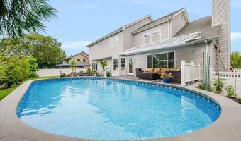 18 South Plz, Amity Harbor, NY 11701