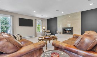 14 Bunker Hill Dr, Middletown, NJ 07748