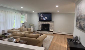 7 Rogers Dr, Danbury, CT 06810