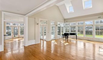 9 Ocean Lawn Ln, Newport, RI 02840