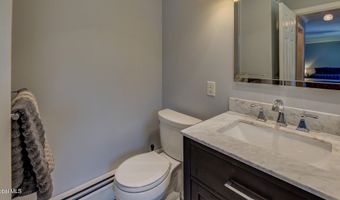 4 Fairway Ct, Albany, NY 12208