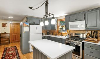 8 New London Dr, Barnstead, NH 03225