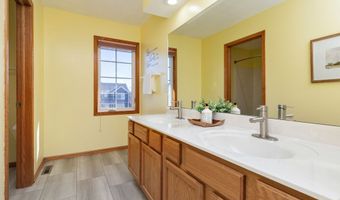 1102 9th Ave SE, Altoona, IA 50009