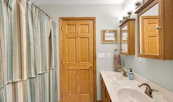 21 Bowling Green Ln, Belfast, ME 04915