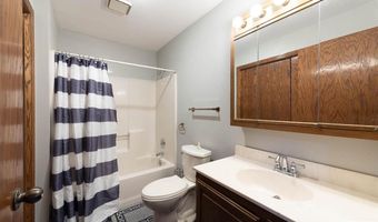 2513 Marwood Dr, Mankato, MN 56001