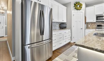 1608 STANTON Cir, Appleton, WI 54915