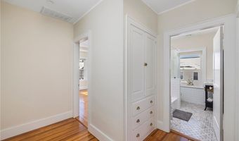 26 Narragansett Ave, Newport, RI 02840