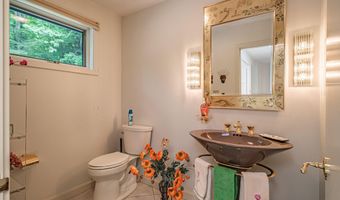 15 Inverness Rd, Falmouth, ME 04105