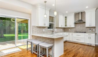876 Kiefer Trails Dr, Ballwin, MO 63021