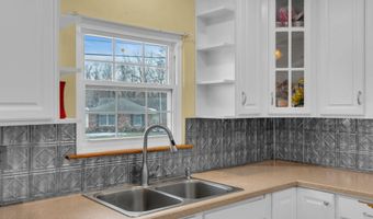 496 Apple Valley Dr, Belford, NJ 07718