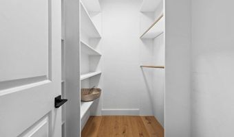 97 Oak Ln, Amagansett, NY 11937