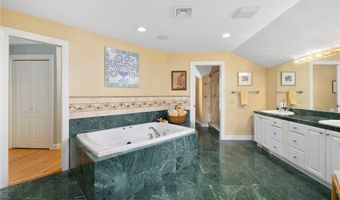 75 N Cliff Dr, Narragansett, RI 02882