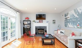 167 Meadow Ln, Middletown, RI 02842