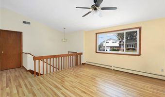 40 ROCKCREST Dr, Cranston, RI 02920