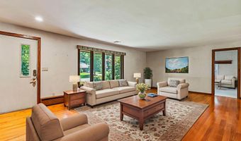8 Greenwood Pl, Middletown, NJ 07748