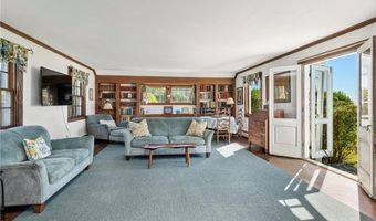 8 Taylor's Ln N, Little Compton, RI 02837