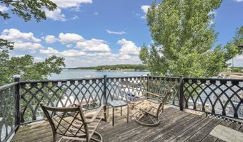 325 Lakeshore Dr, Arnolds Park, IA 51331