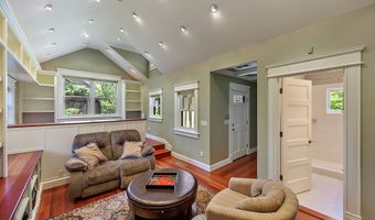586 B St, Ashland, OR 97520