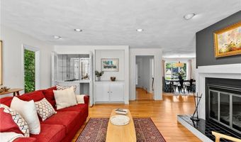 6 North Ln, Barrington, RI 02806