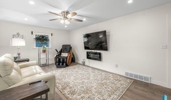 113 S 5th Ave, Brandon, SD 57005