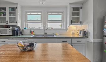 40 Webster St B, Newport, RI 02840