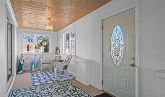 16 Courtway St, Narragansett, RI 02882