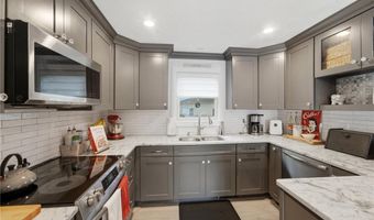 21 Portland St, Lincoln, RI 02838