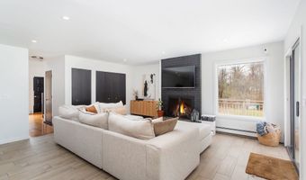 6 Daniels Dr, Danbury, CT 06811