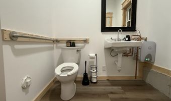 9 Hutchins St, Auburn, ME 04210