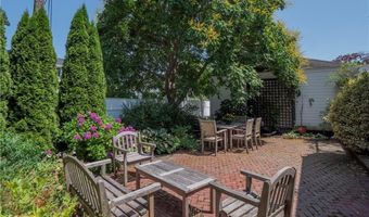 198 Gibbs Ave, Newport, RI 02840