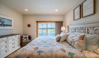 1323 VILLAGE Loop, Bandon, OR 97411