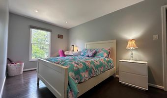 1128 HALESWORTH Dr, Rockville, MD 20854