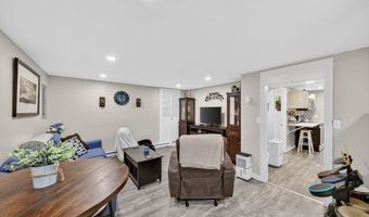 22 Connecticut Ave, Middletown, RI 02842