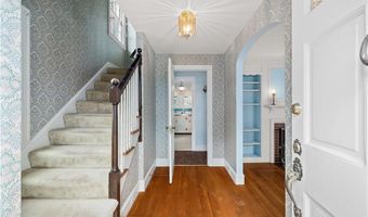 10 Pelham Pkwy, North Providence, RI 02911