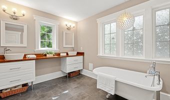 132 S GARFIELD St, Arlington, VA 22204