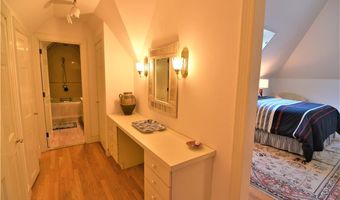 61 Ledge Rd J, Newport, RI 02840