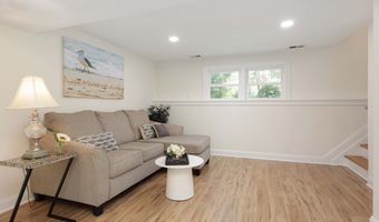 76 Swartzel Dr, Middletown, NJ 07748